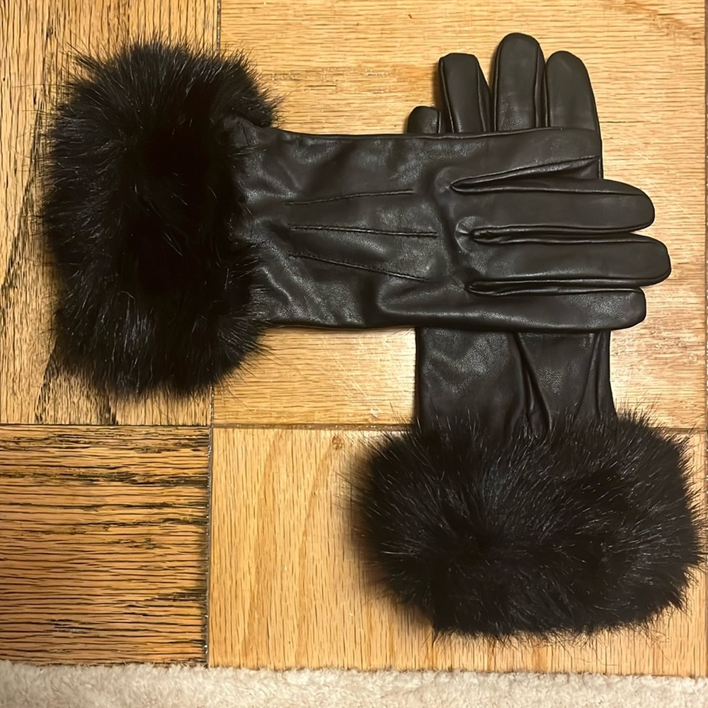Elegant Black Leather Gloves with Faux Fur Trim